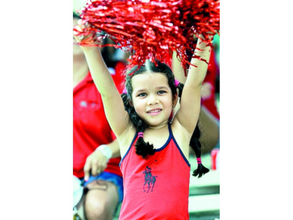 Esta grandiosa fanática de rojo.(Anayansi Gamez)