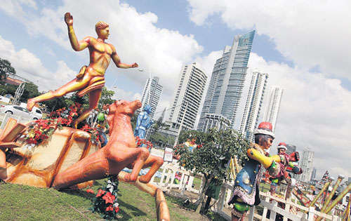 <p>Exhibición Imágenes al aire libre en la Cinta Costera.</p>