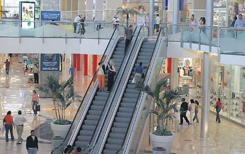 <p>Comercio. El área alberga diversos negocios y almacenes.</p>