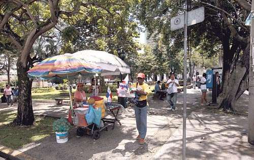 <p>Basura. La compañía contratista debe barrer a diario.</p>