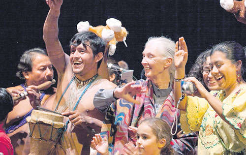 <p>Espectáculo. Jane se sumó a los artistas en tarima.</p>