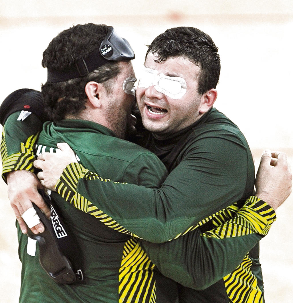 Amigo. Brasil festeja su triunfo en el goalball.(EFE)