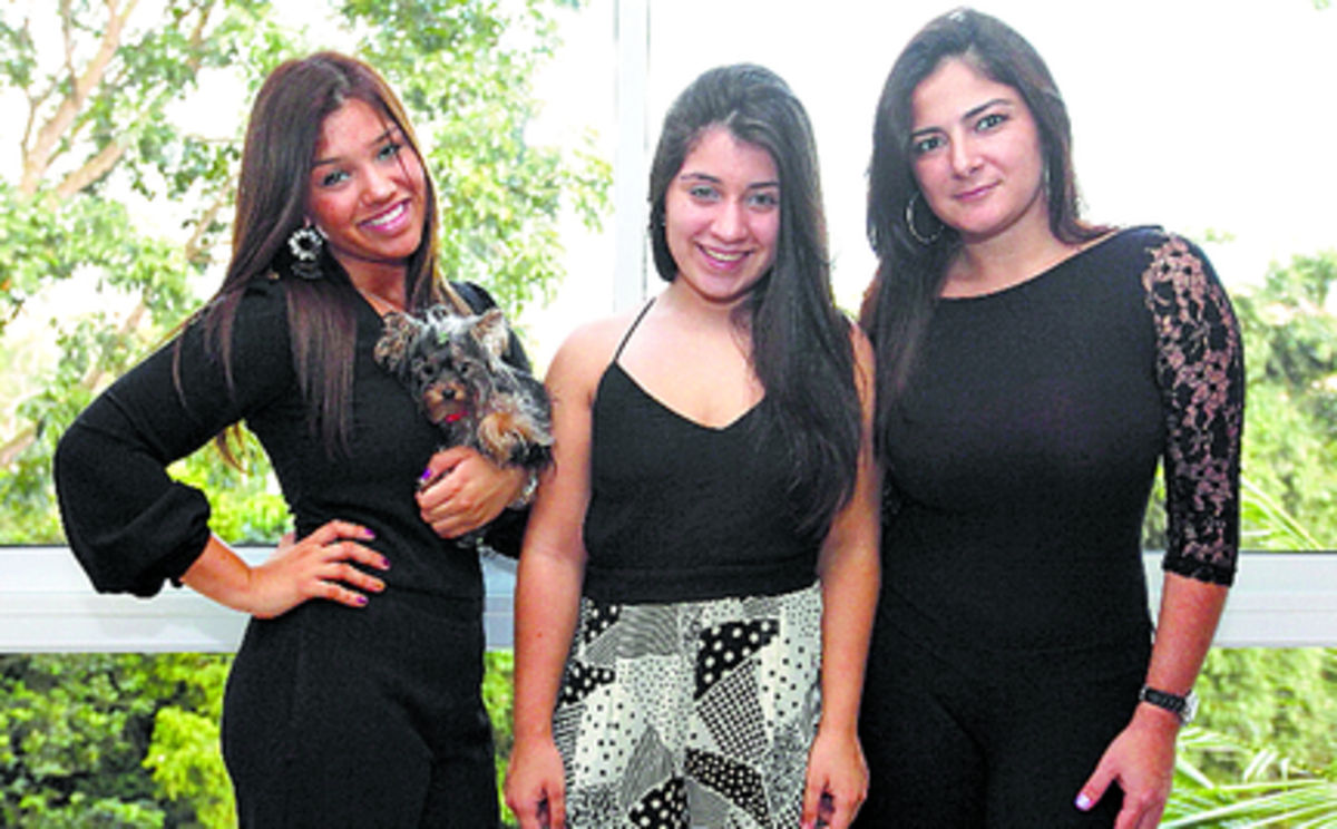 5. Stephanie Pataro, Nicole Pataro y Giuliana Barría.