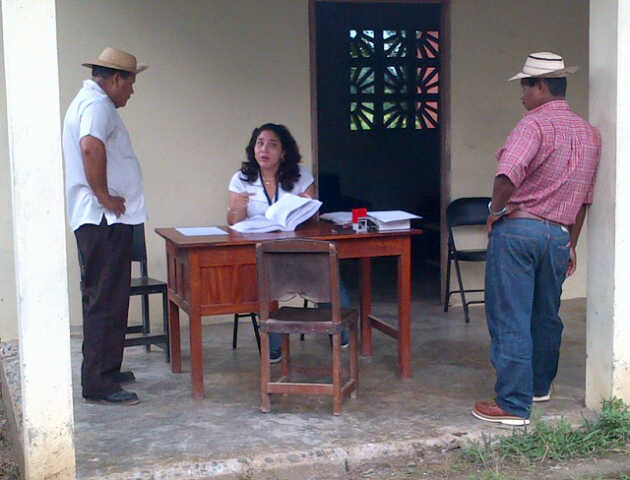 La Fiscal Electoral se encuentra acompñada de su equipo. Foto/Luis Aguilar<br>