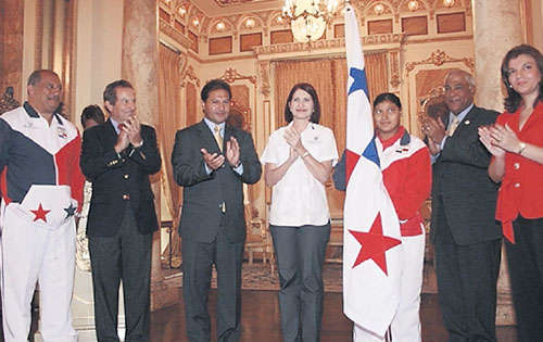 <p>Orgullosa. María Mojica porta el pabellón.</p>