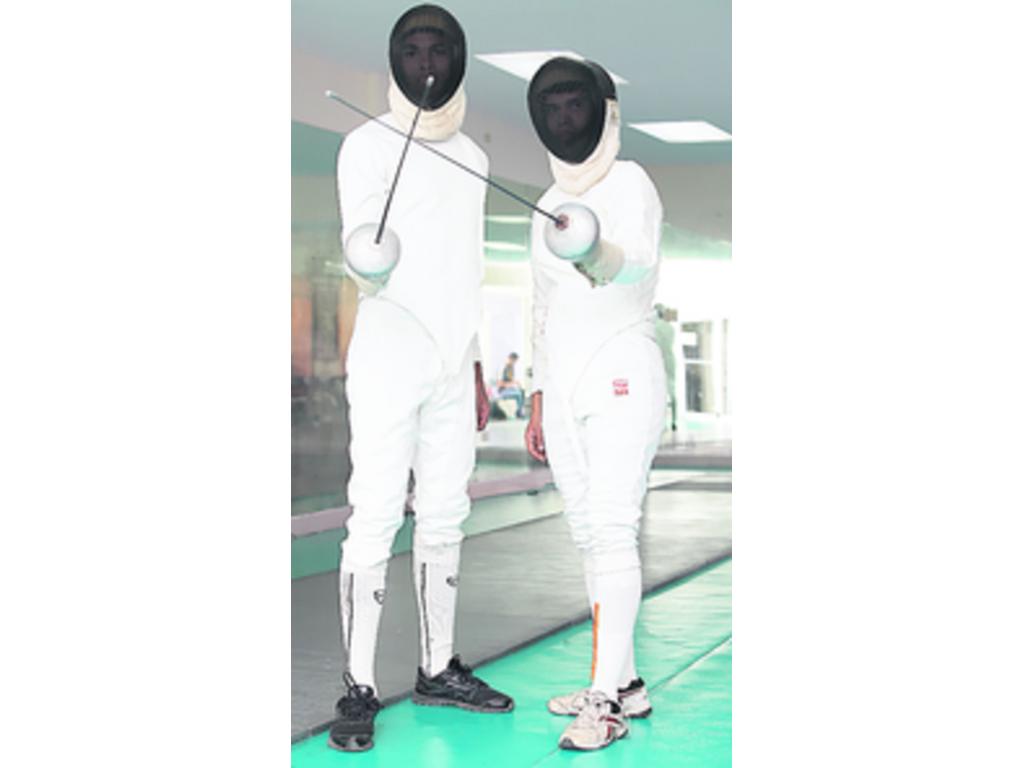 Dos atletas con el tradicional uniforme(Anayansi Gamez)