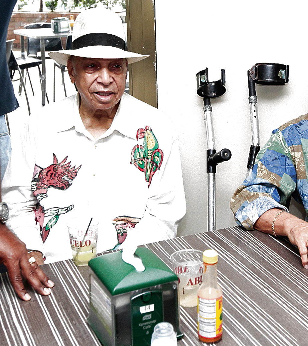 Defensor. Frank El Grillo Holness dijo presente.(Anayansi Gamez)