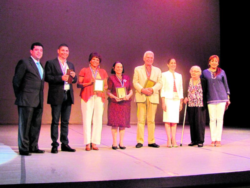 Los folcloristas homenajeados y la directora general del Inac, María Eugenia Herrera.(Cortesía/Inac.)
