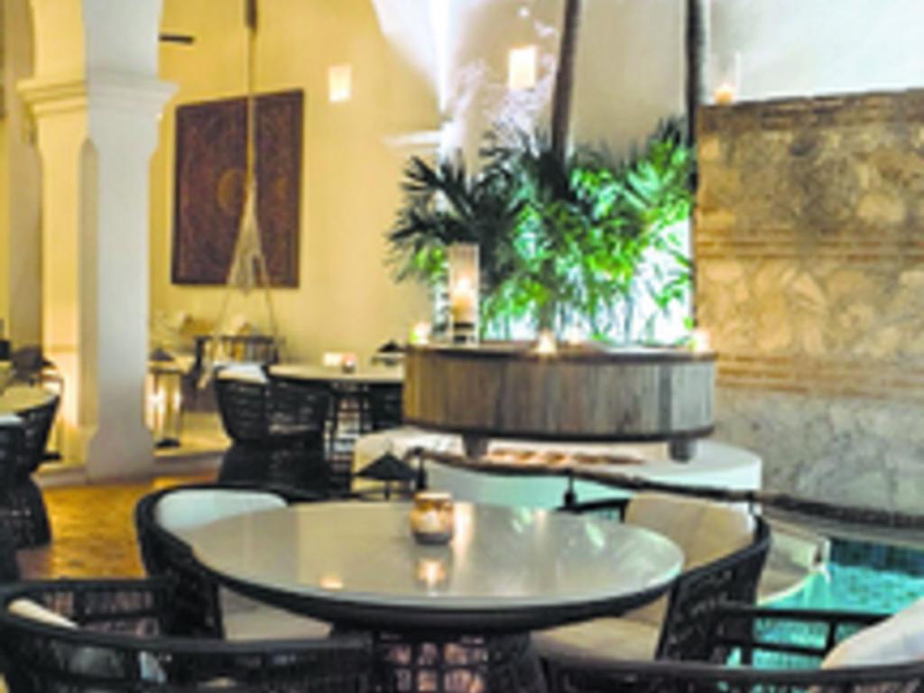 Más detalles sobre Casa San Agustín. Instalaciones, Las 24 habitaciones del hotel, ubicado en la ciudad amurallada de Cartagena de Indias, mantienen el estilo colonial propio de esta ciudad con más de 500 años.