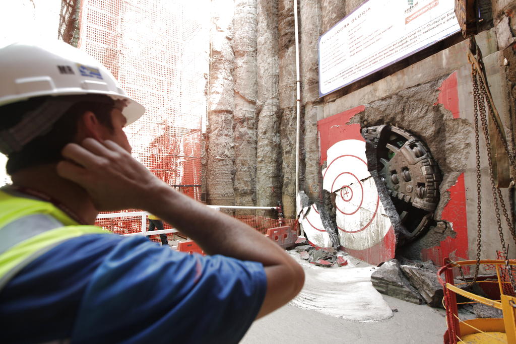 Un trabajador del proyecto Saneamiento de la Bahía observa la salida de la tuneladora Gloria. Foto: Carlos Lemos