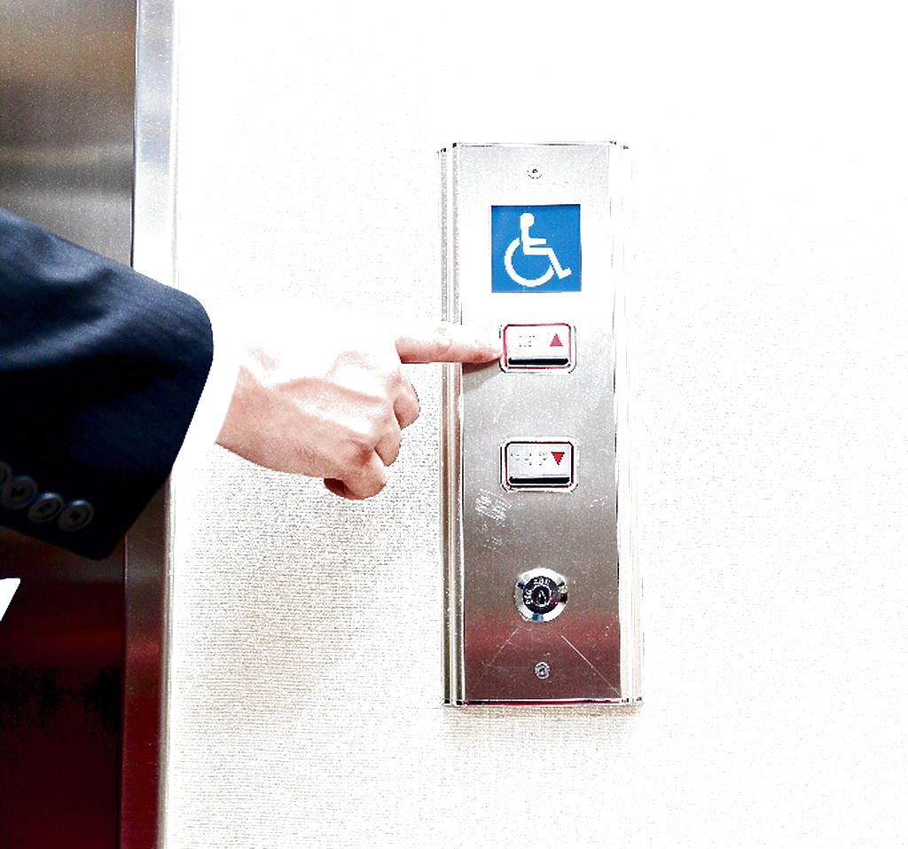 Accesibilidad. Cuenta con elevadores amplios para sillas de ruedas y sistema de lectura Braille.(Carlos Castro)