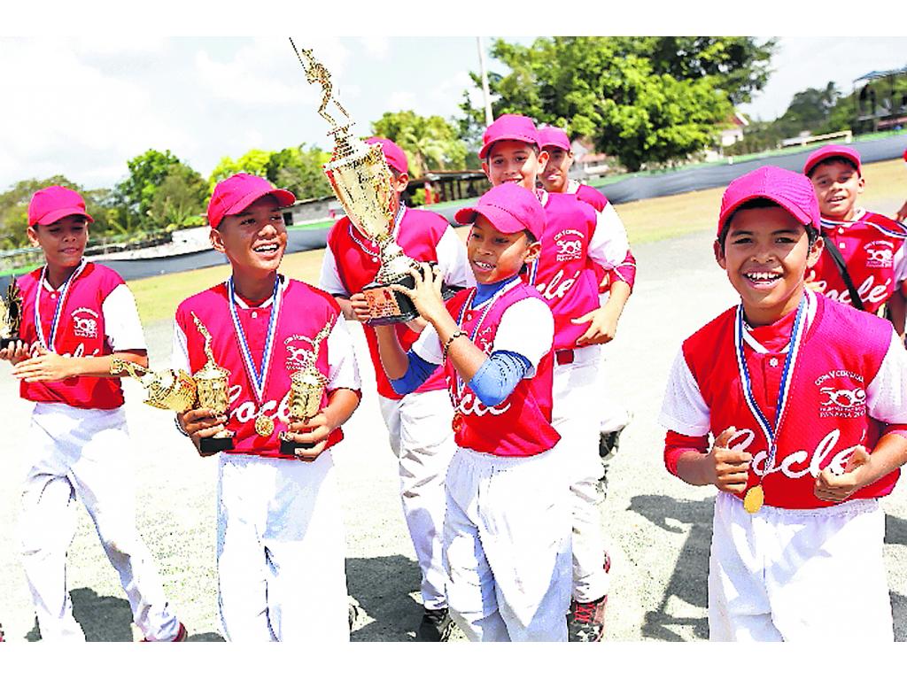 Los peloteros juntos a Jean Cornel con el trofeo en sus manos.()