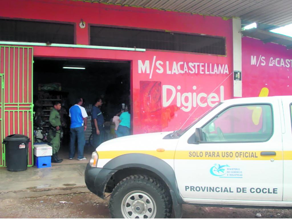 Disfraz. En muchas abarroterías se vende licor.()
