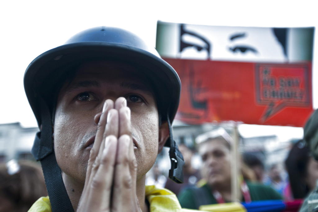 Seguidores del presidente de Venezuela, Hugo Chávez, reaccionan hoy, martes 5 de marzo de 2013, frente al Hospital Militar en Caracas. EFE<br>