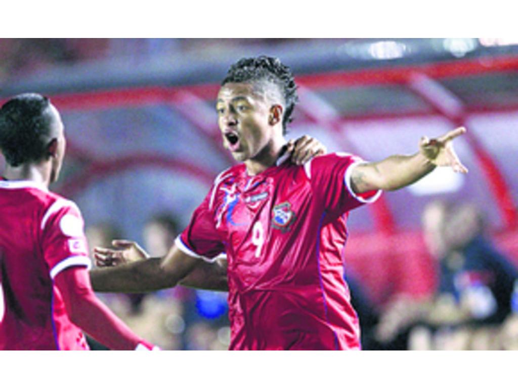 Gabriel Torres, delantero de la Roja, celebra el primer gol del encuentro.(AP)