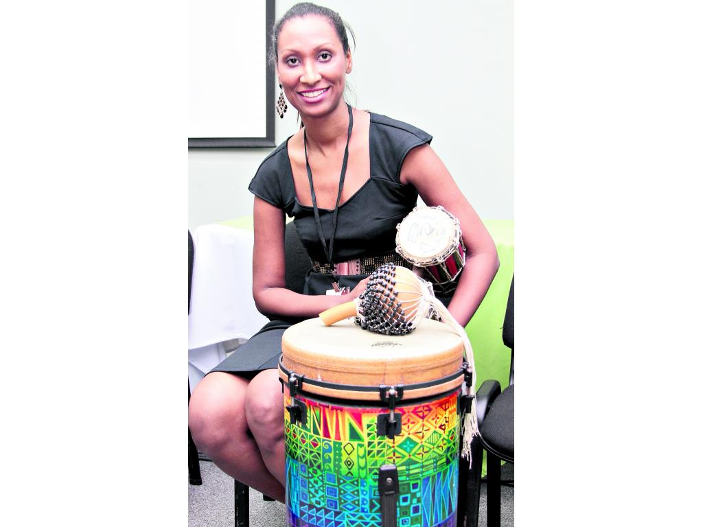 Es buena percusionista.()