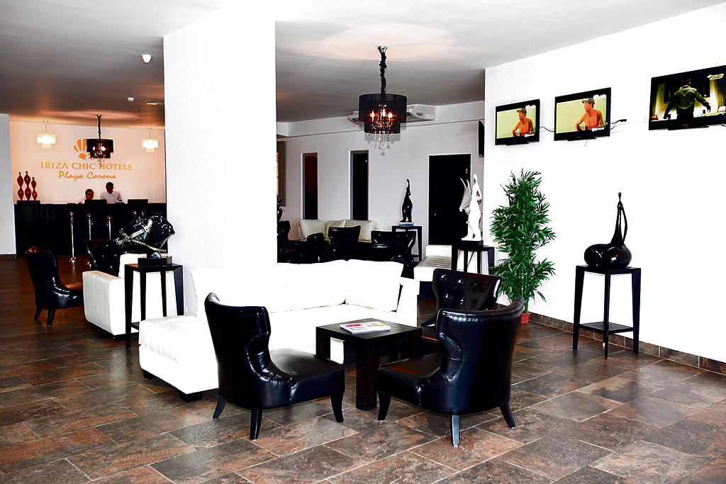 Lobby. Decoración sofisticada en negro y blanco.(Carlos Castro)