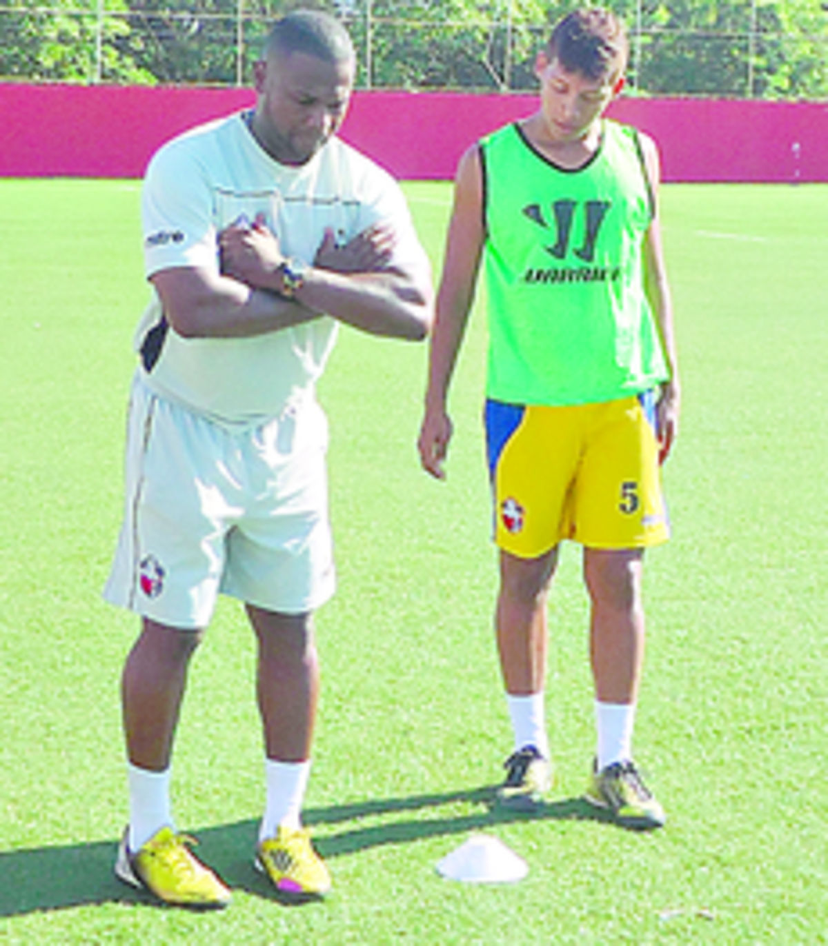 Pacífico Girón (izq.) da algunas instrucciones en las prácticas.(Jaime A. Chávez R.)