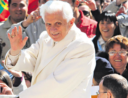 <p>Papa. Benedicto XVI saluda en la Plaza de San Pedro.</p>