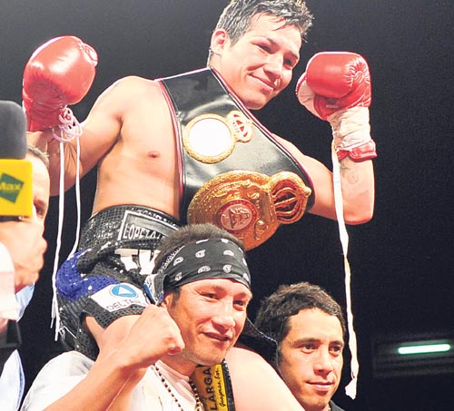 <p>Celebración. Hernán Márquez luce la corona que lo consagra como el nuevo campeón mosca de la AMB. </p>