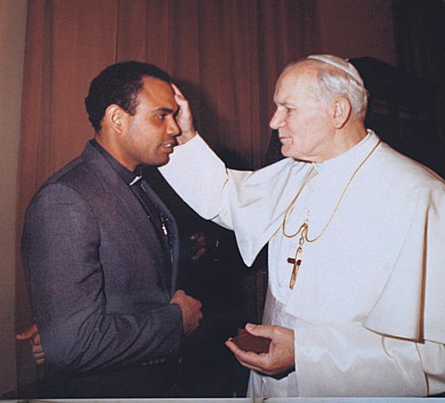 <p>Vaticano. Bendice el ojo afectado del padre Rómulo Aguilar en 1984.</p>