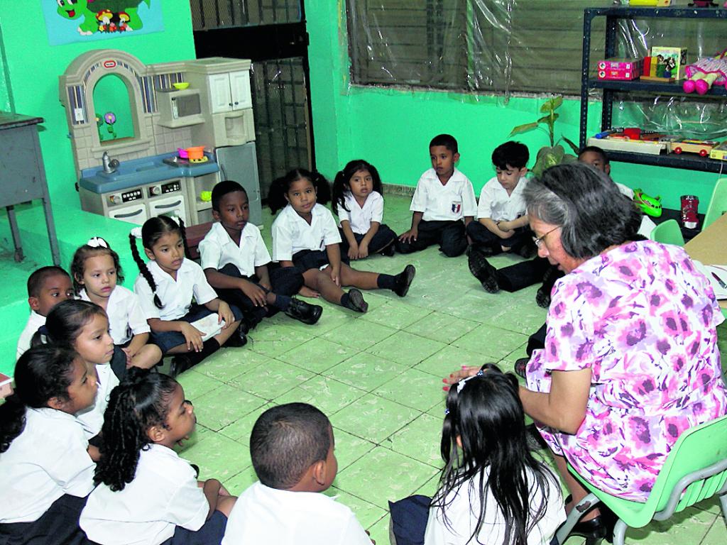 2 mil 40 docentes se encargan de atender a unos 47 mil 250 estudiantes en edades de 4 a 5 años. En el nivel preescolar se atiende el crecimiento y desarrollo de los niños, acompañado del mobiliario necesario para el aprendizaje.(Noriel Gutiérrez)