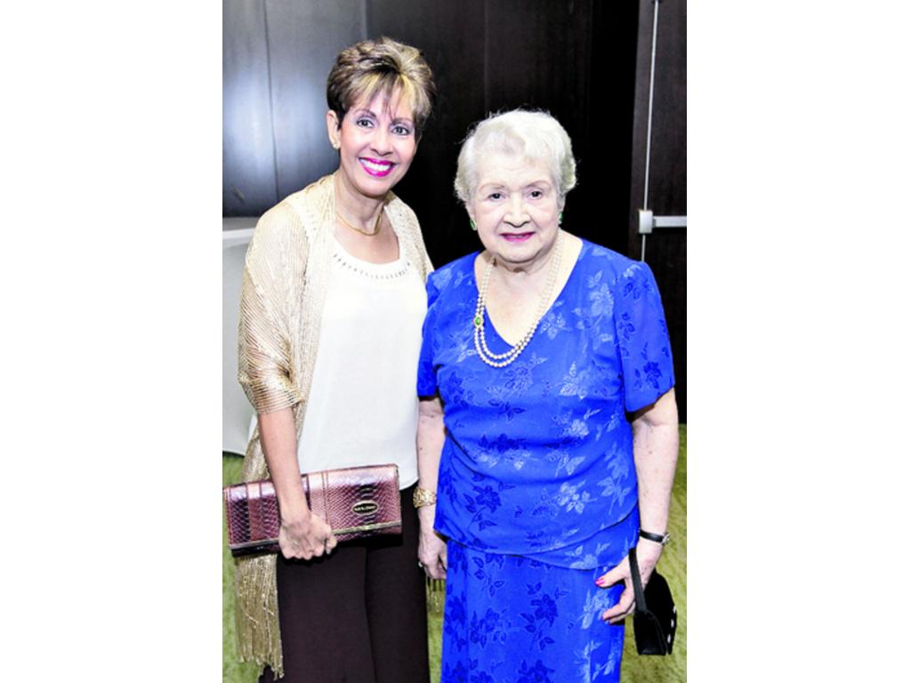 10. Carmen Elida de Miro y Juanita Poston.