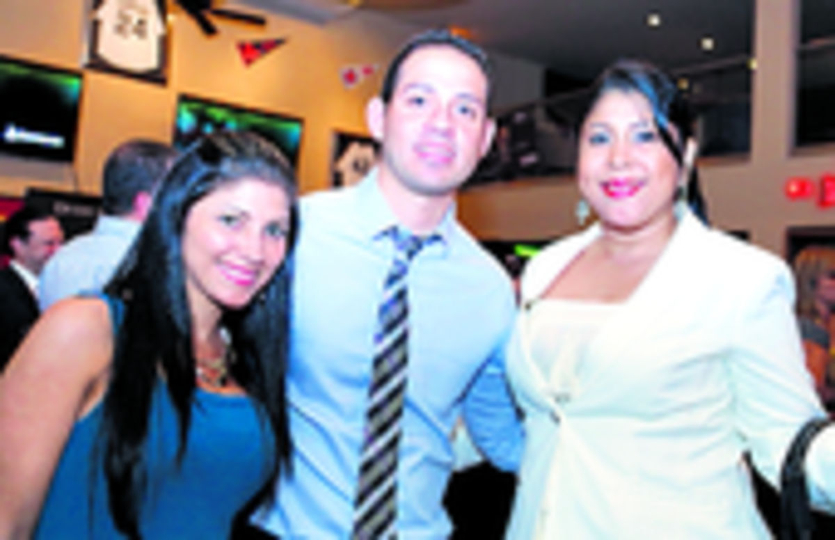 2. Johana de Freitas, Luis Bartlett y Irina Gómez.