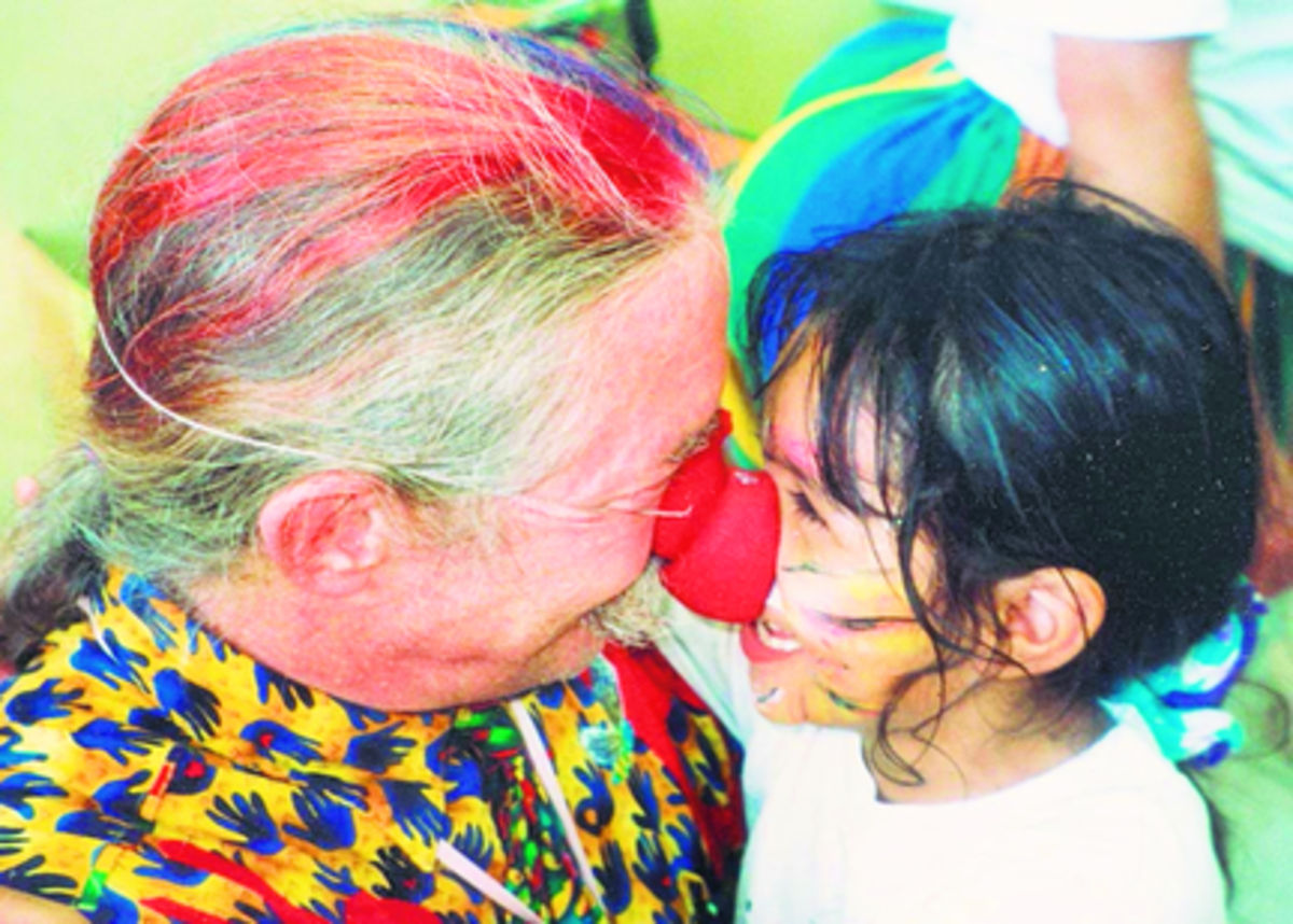 Viste divertido y cómodo. Su cabello siempre está colorido.(Archivo)