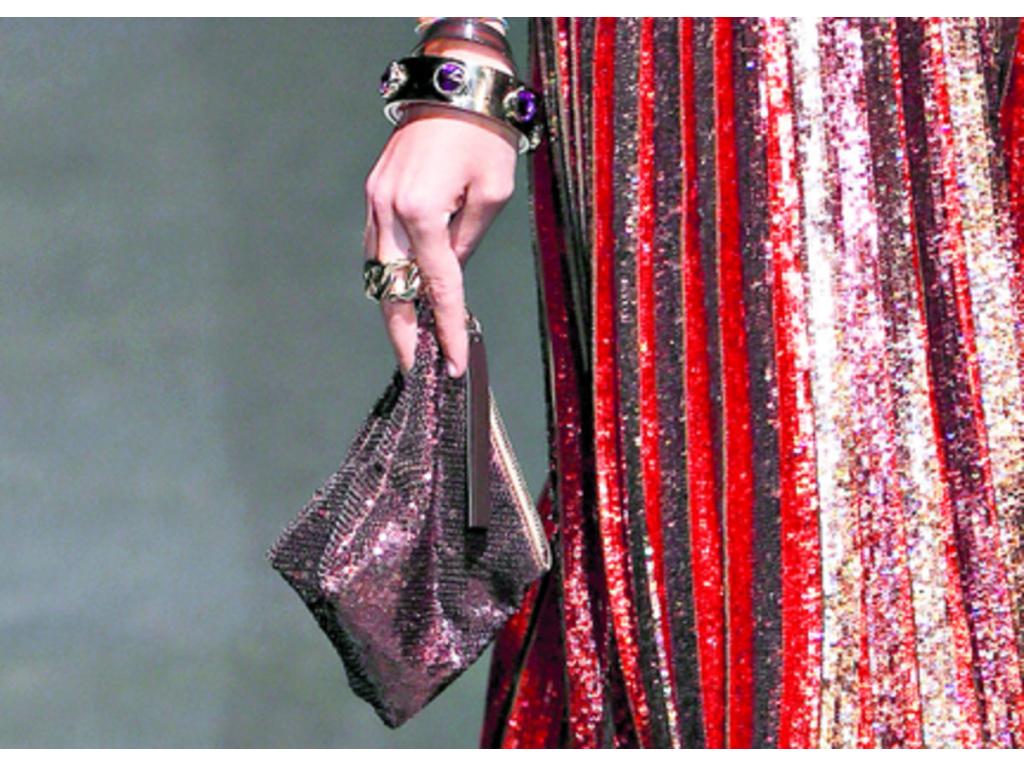 Los accesorios resaltaron en esta colección 2014. Los bolsos pequeños son perfectos para vestidos de noche. Escotes atrevidos se tomaron la pasarela.