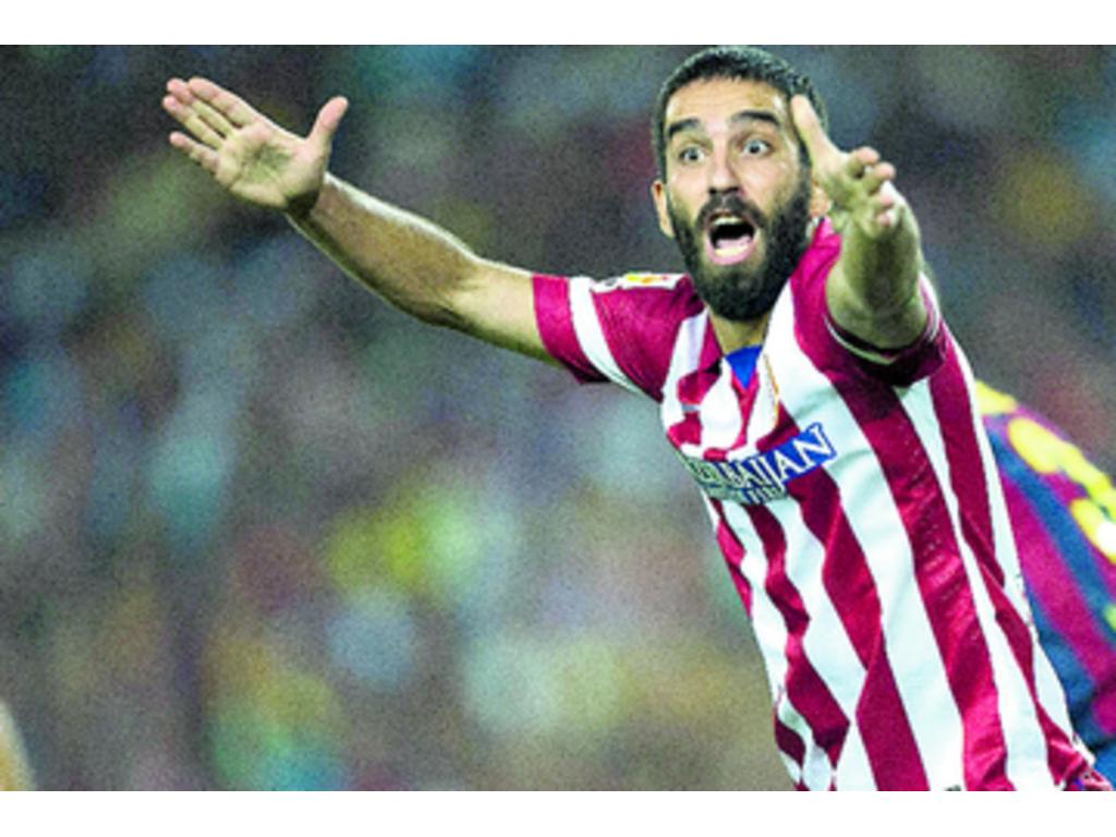 El turco del Atlético de Madrid Arda Turan protesta (Foto: EFE)
