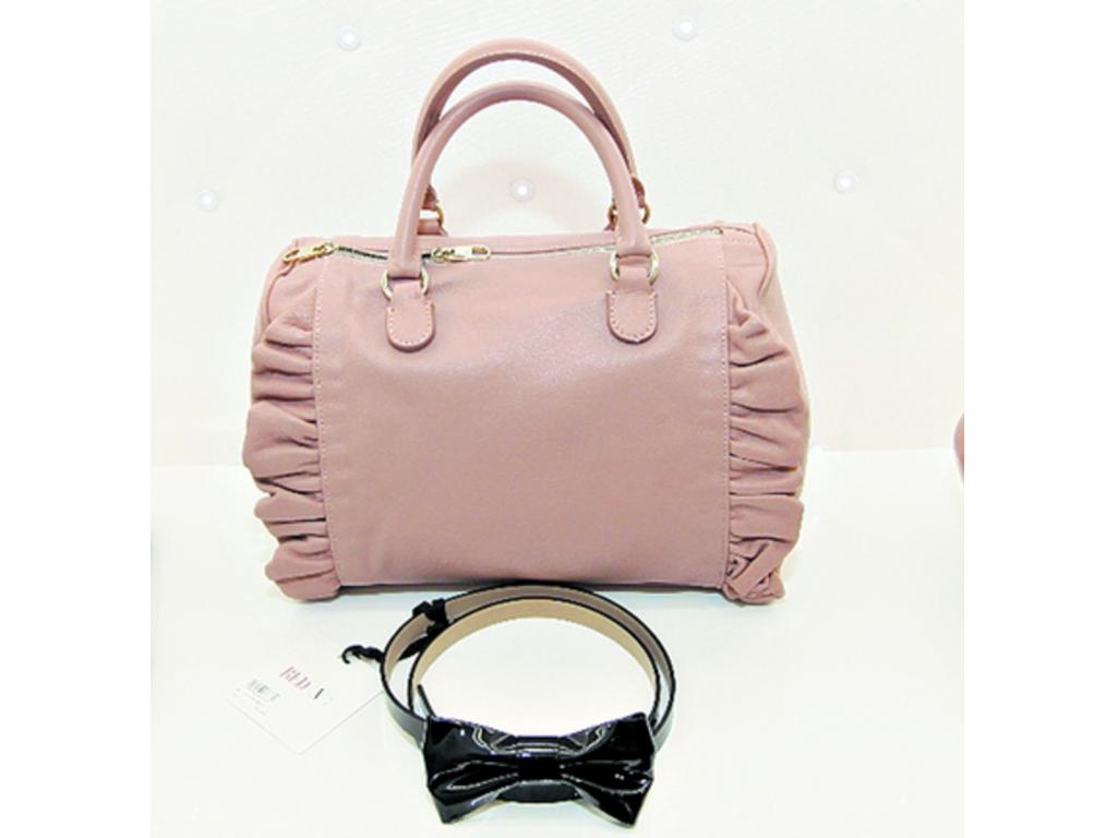 Beige. La boutique Red Valentino cuenta con todo lo que necesitas para lucir a la moda. El color de la cartera y la correa se mezclan perfectamente.