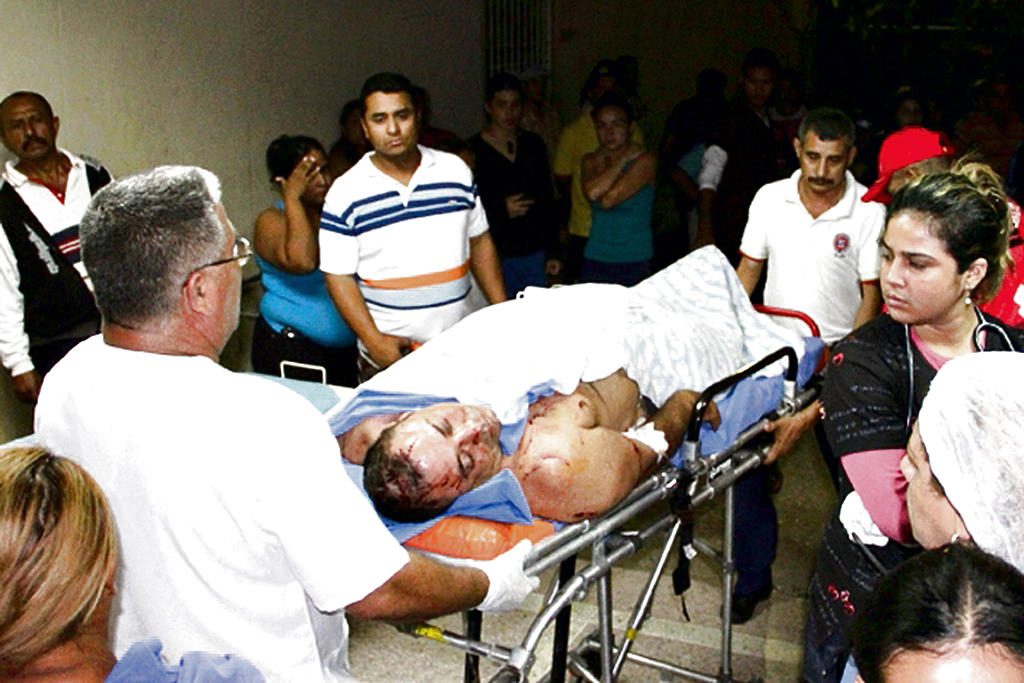 Oportunidad. Rescatistas sacaron a los heridos leves.(AP)