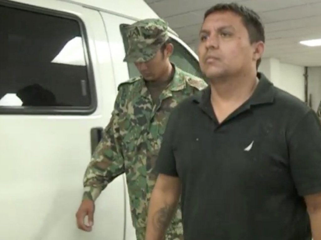 Una mujer llora al observar las muestras de cariño hacia el actor. AP.<br>