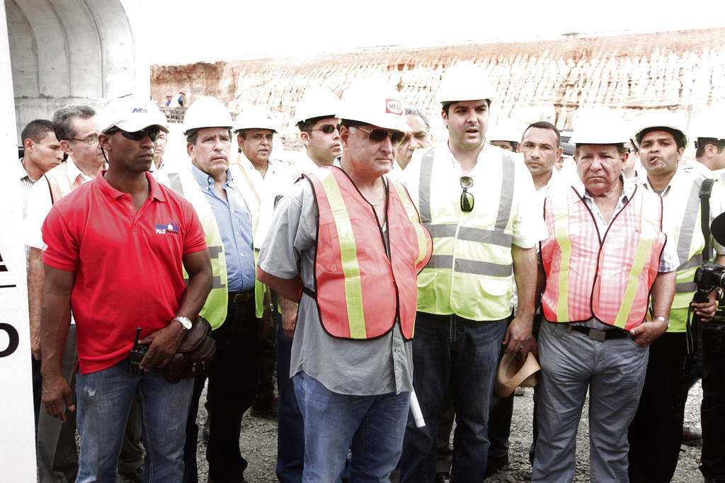 Gira. El presidente Ricardo Martinelli inspeccionó la obra.(Carlos Lemos)