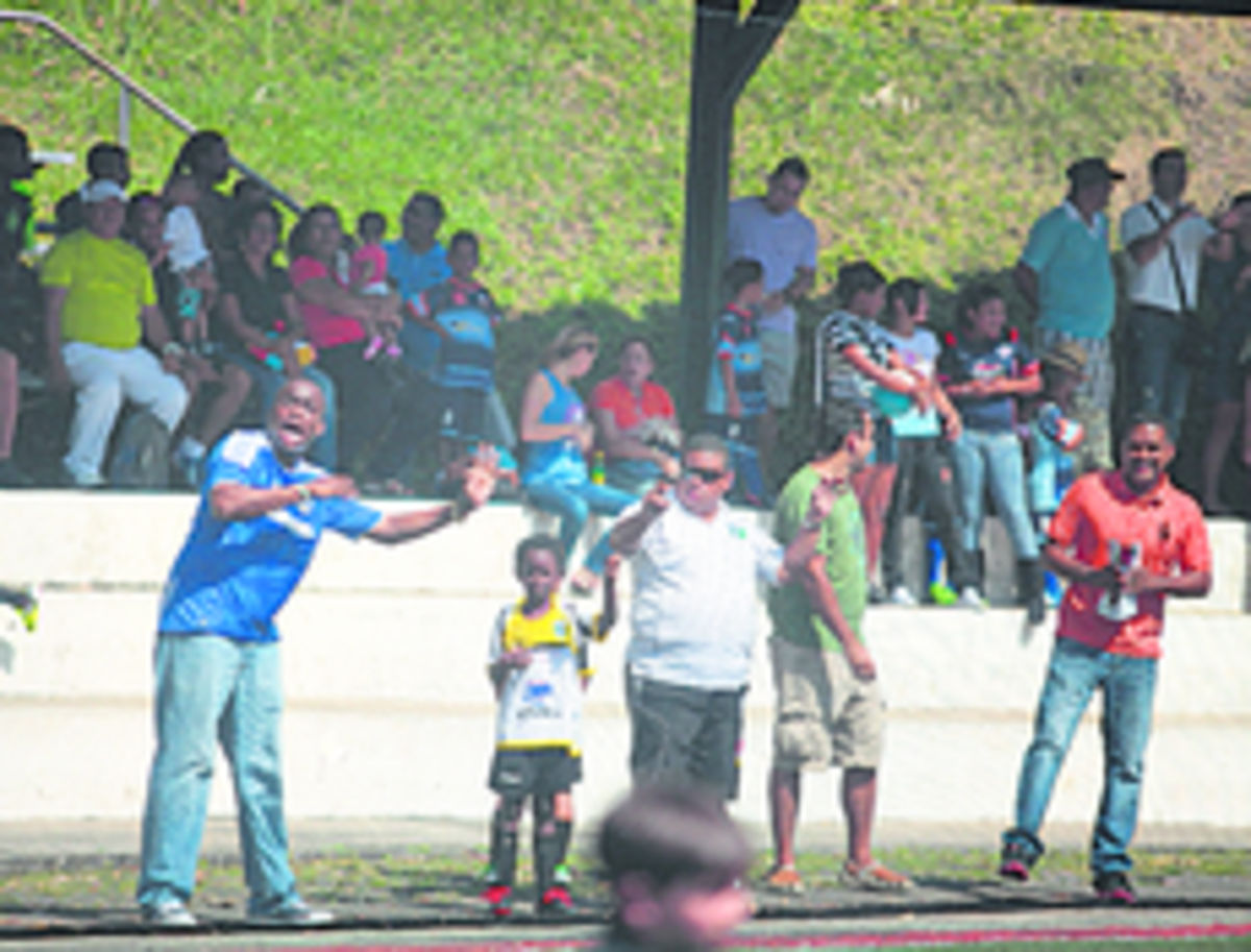 El público estuvo pendiente de cada jugada en el terreno de juego.(Alberto Ortega)