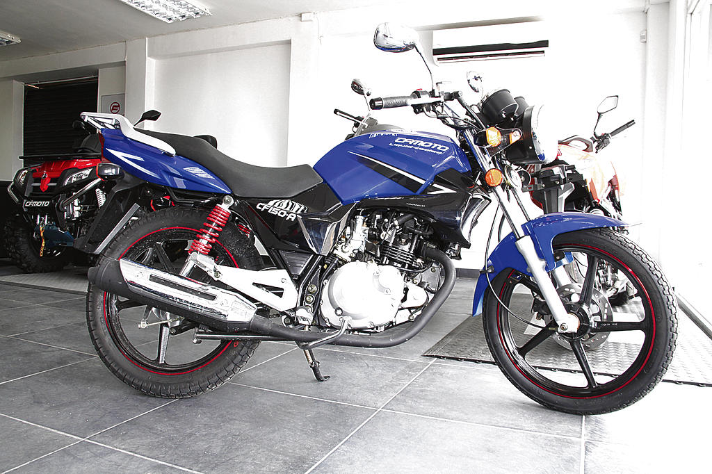 Motocicleta modelo CF Leader 150. Incorpora en las llantas (delantera y trasera) una pintura ionizada que es reflectiva. Además, las letras y franjas alrededor de la moto son reflectivas también. Su costo es de $2,000 sin ITBMS.(Alcides Rodríguez)