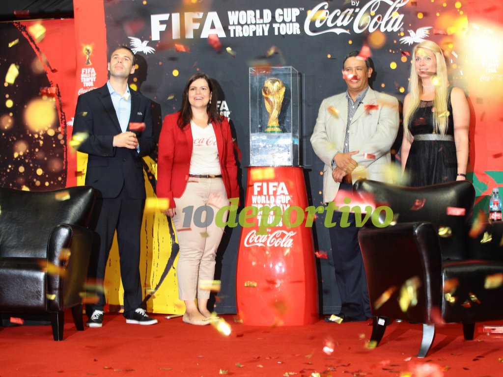 El trofeo de la Copa del Mundo, llegó hoy a suelo panameño, para ser exhibida este viernes 4 de octubre, en el Centro de Convenciones Megápolis, donde cientos de panameños podrán verla a partir de las 9:00 a.m., hasta las 9:00 p.m.<br>Foto/Anayansi Gamez.
