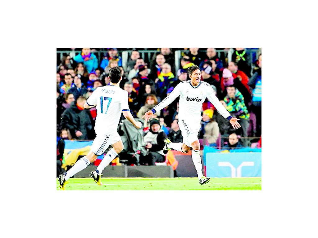 El joven defensor francés, Raphael Varane, volvió a lucir sólido en defensa. También marcó, de cabeza, el tercer gol del encuentro.
