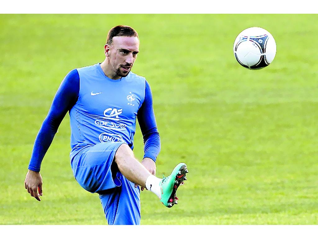 Estrategia. Franck Ribéry será de la partida con Benzema. (EFE)