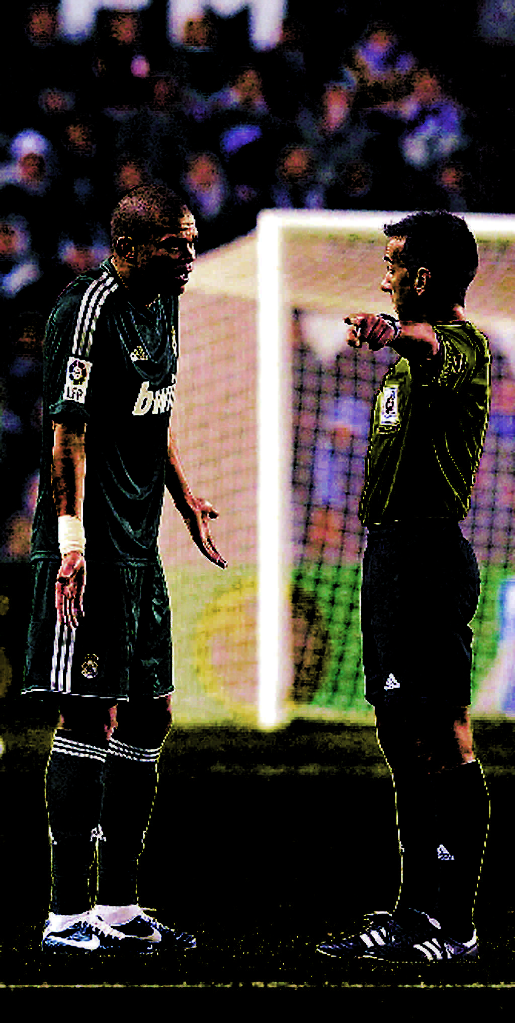 Pepe le reclama al árbitro.(efe)