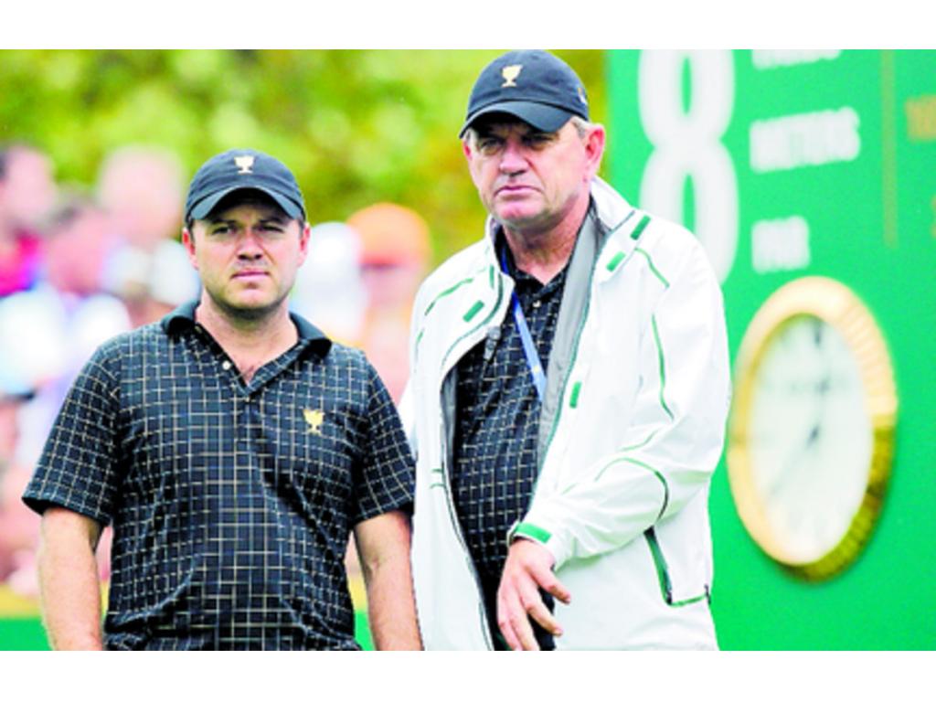 El sudafricano Richard Stern (izq.) y el capitán del equipo internacional, Nick Price, conversan luego de la jornada final de la Copa Presidentes.(Foto: AP)