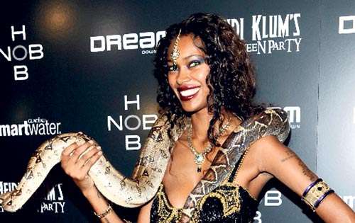 <p>Jessica White dejó encantados a todos con su sexi disfraz oriental, eso sí, pocos se le acercaron, ya que temían ser devorados por la gran boa que rodeaba su cuello. </p>