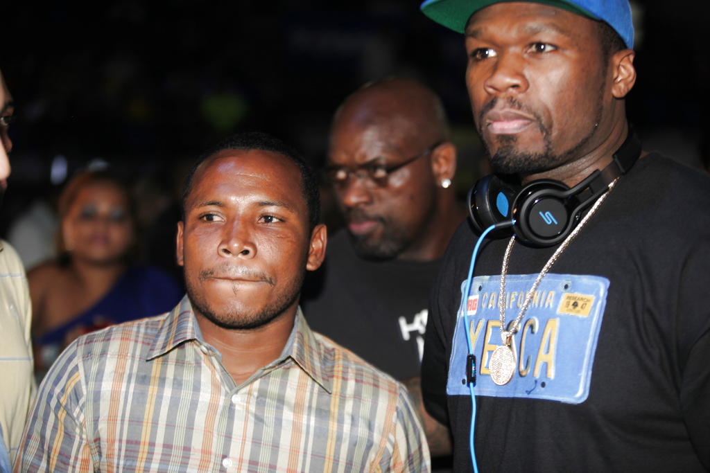 El ex campeón panameño Vicente "El Loco" Mosquera, aprovechó la ocación para tomarse una fotografía con 50 Cent.Foto/Anayanci Gamez.<br>