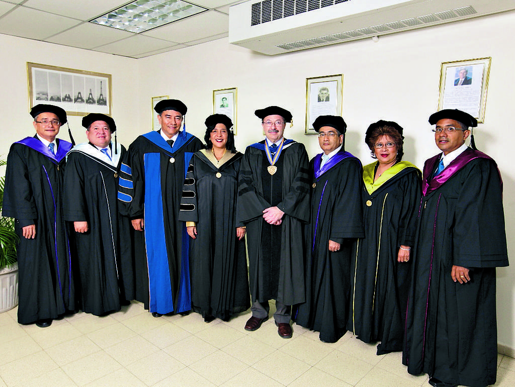 3. Grupo de trabajo: Luis A. Barahona, Omar Aizpurúa, Óscar Ramírez, Marcela Paredes de Vásquez, Michael Constantinou, Gilberto Chang, Esmeralda Hernández y Rubén Espitia.