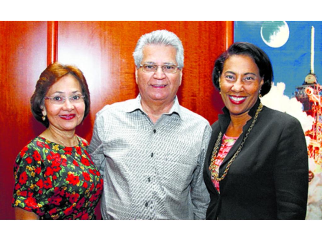 5. Graciela de Quezada, Jorge Quezada y Yariela Carter González.