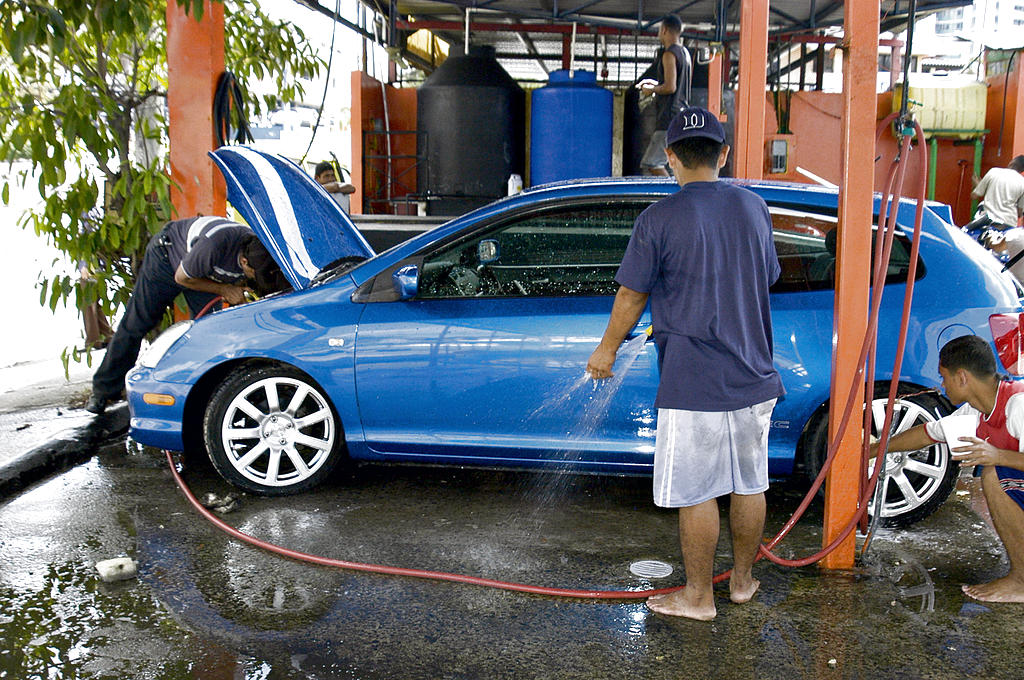 Trabajo. Los lavaautos generan empleos.()