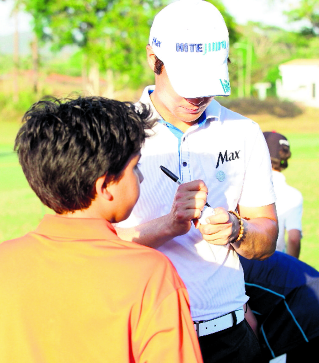 5- Dae-Hyun Kim complace y firma autógrafos a los niños.