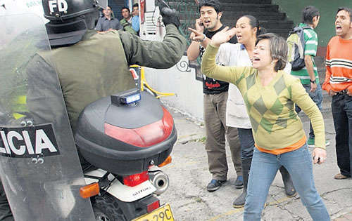 <p>Disgusto. Una mujer increpa a la autoridad.</p>