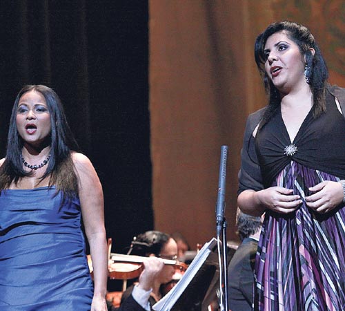 <p>Dúo. Indira y Luz acoplaron sus voces como expertas.</p>